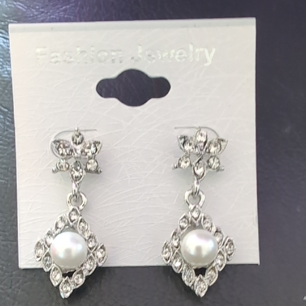 ❤️ Fashion Jewelry Silver and White Crystal Earrings